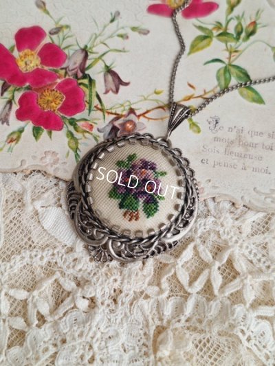 petitneedlependant