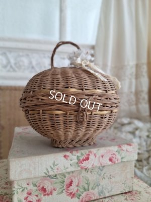 antiquedollbasket