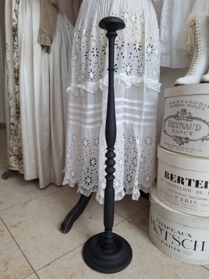 antiquehatstand